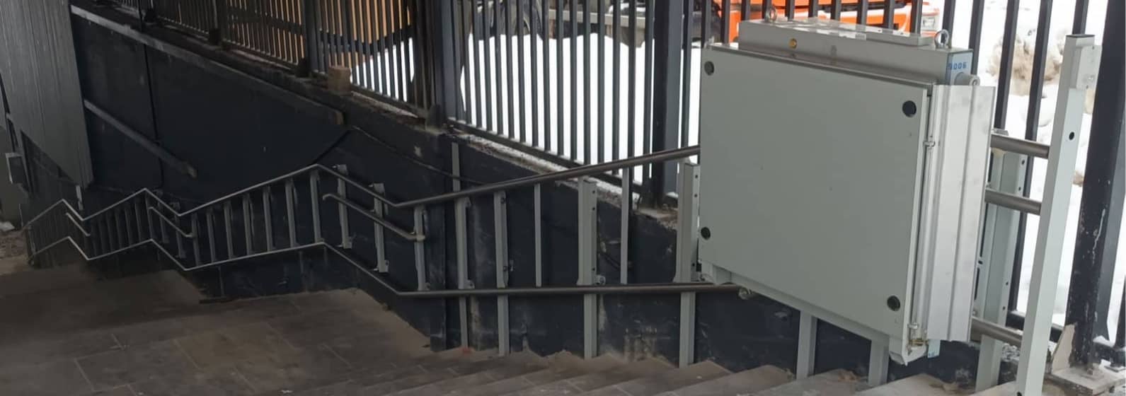 Лестничный подъемник для инвалидов в переходе